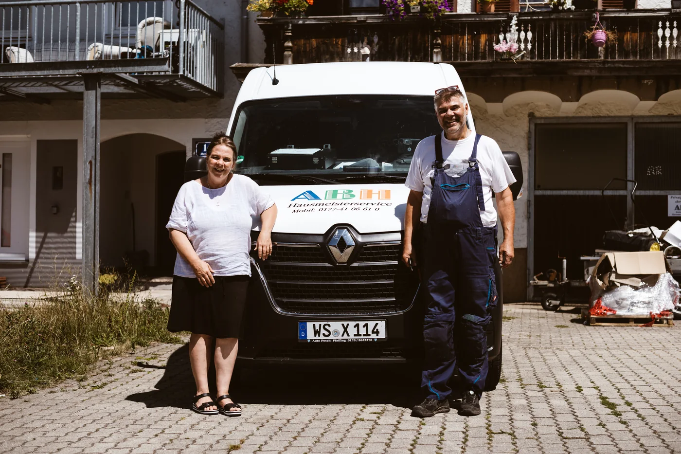 Team der ABH Rohrreinigung vor dem Einsatzfahrzeug