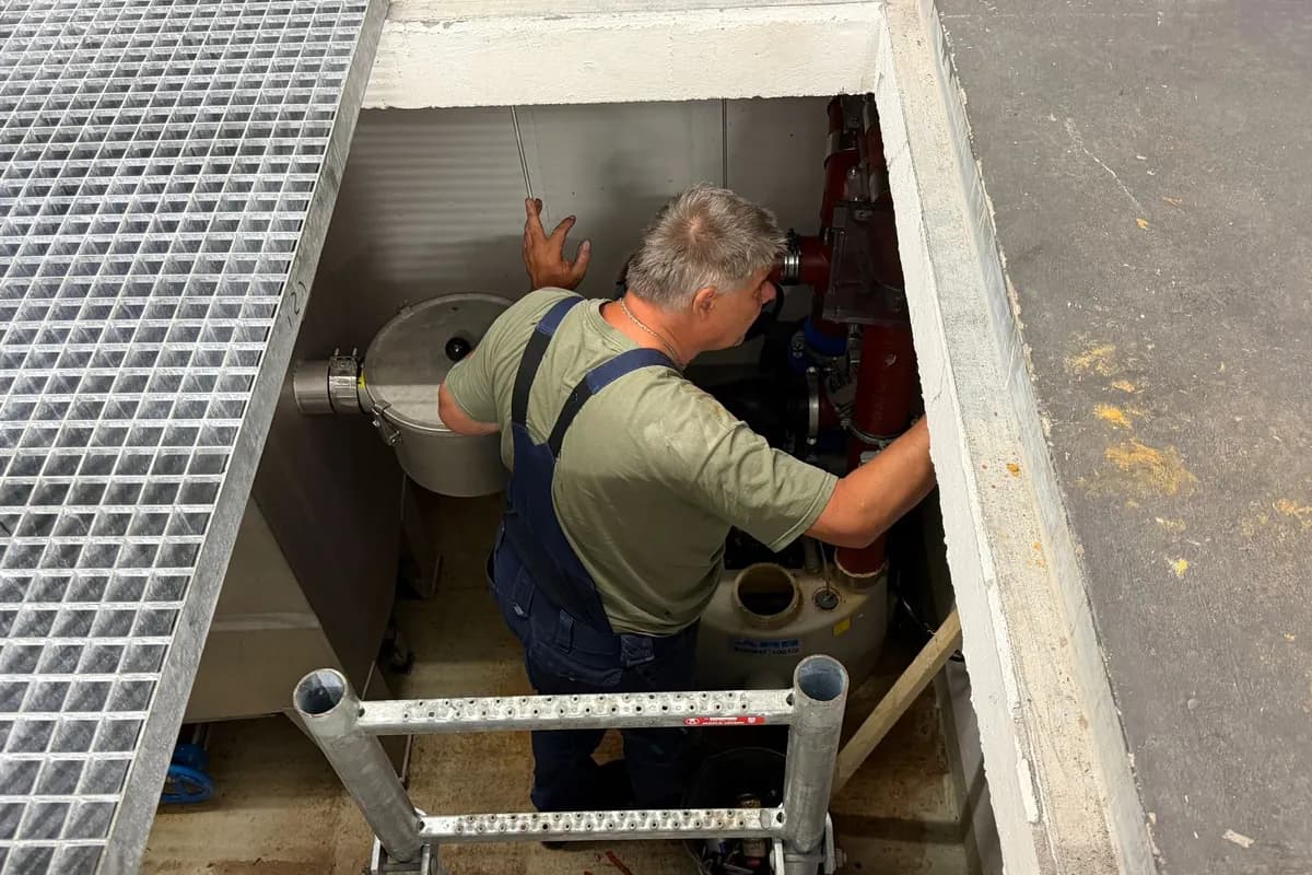Roland Appel wartet eine Hebeanlage im Pumpensumpf — Einbau und Wartung gehören zum Service der ABH Rohrreinigung