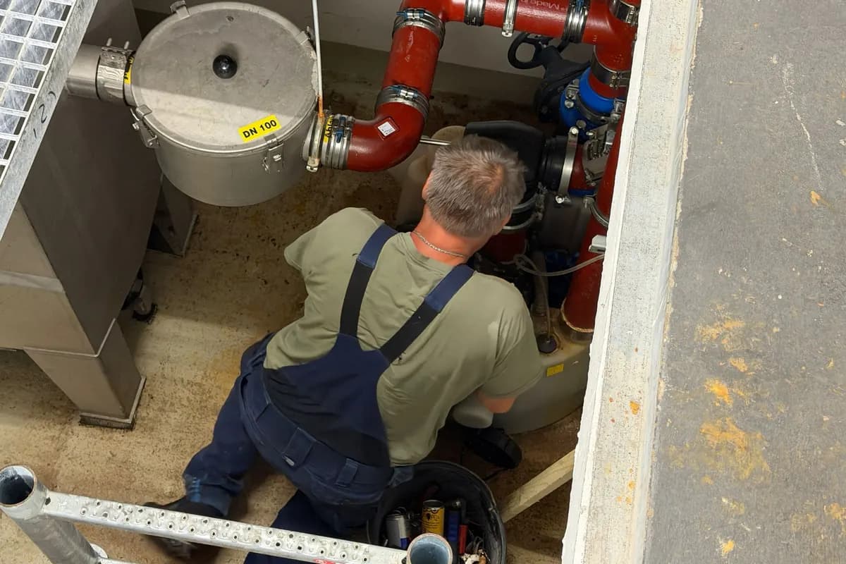 Wartungsarbeiten an einer Rückstausicherung in einem Pumpwerk-Schacht — Spezialgebiet der ABH Rohrreinigung in Pfaffing