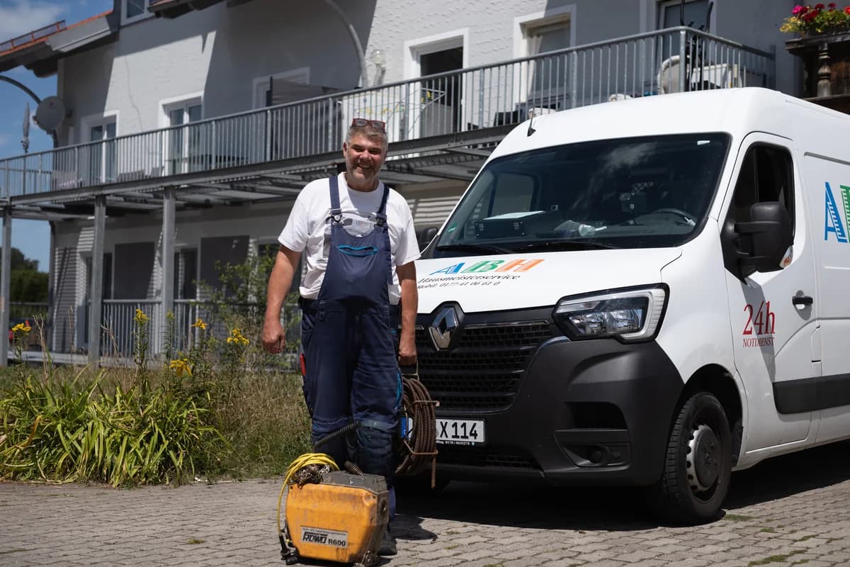 Roland Appel mit der Rohrreinigungsmaschine neben dem Einsatzfahrzeug der ABH Rohrreinigung
