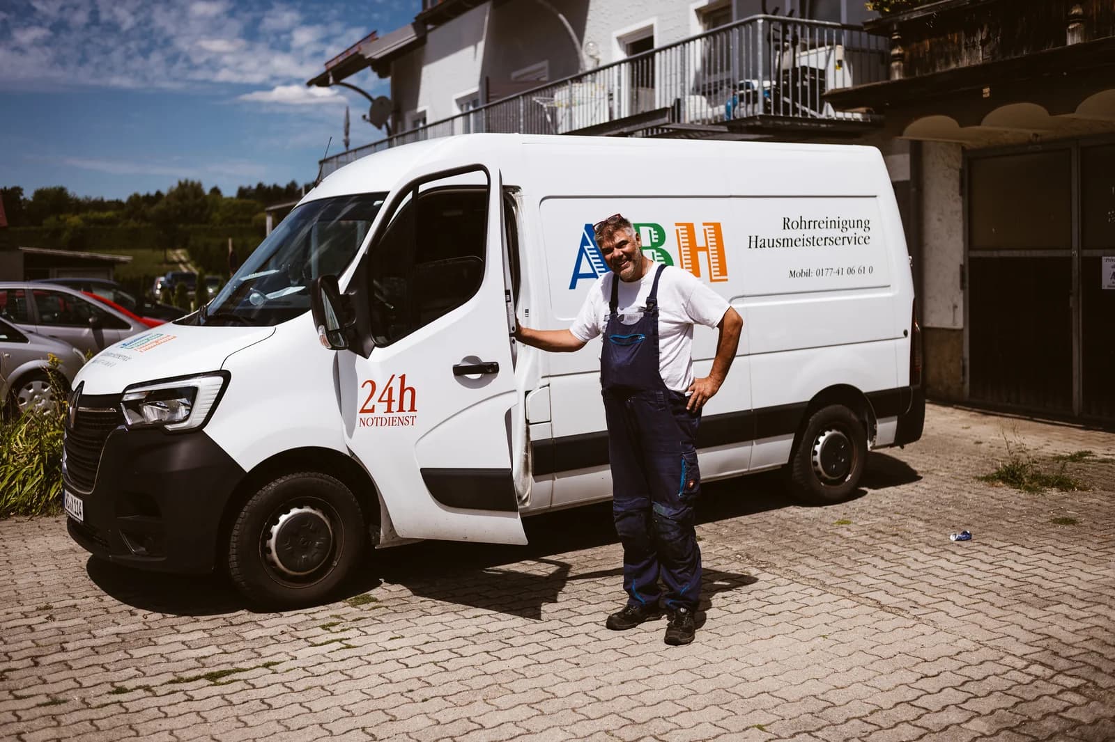 Roland Appel mit dem Einsatzfahrzeug der ABH Rohrreinigung in Pfaffing