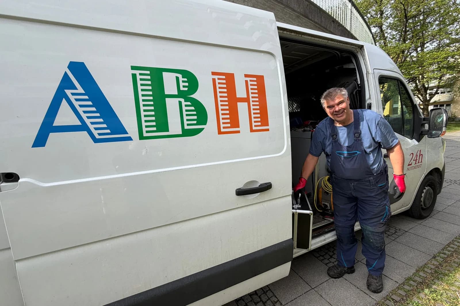 Roland Appel mit dem Einsatzfahrzeug der ABH Rohrreinigung in Pfaffing