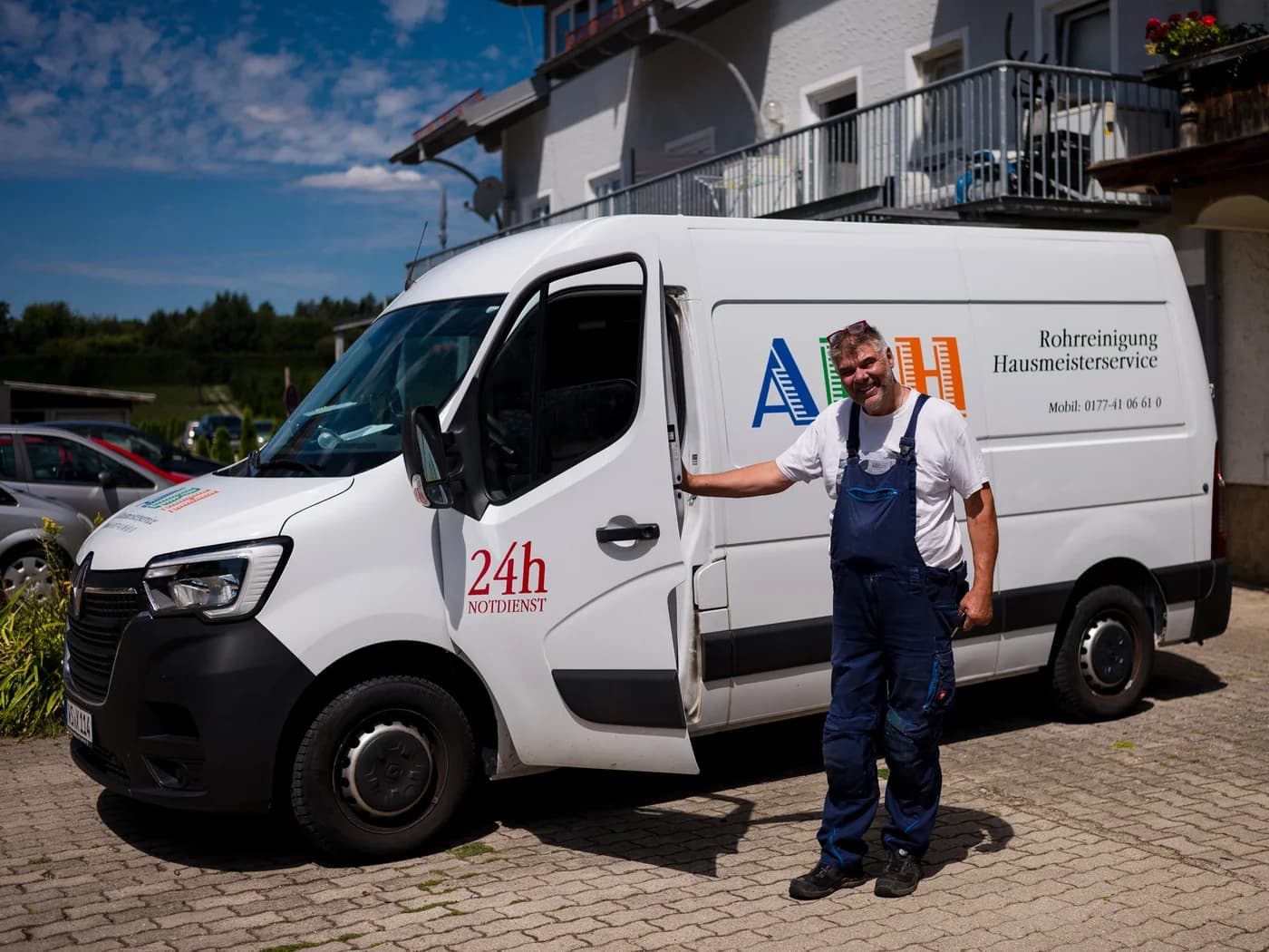 Roland Appel mit dem 24-Stunden-Notdienstfahrzeug der ABH Rohrreinigung