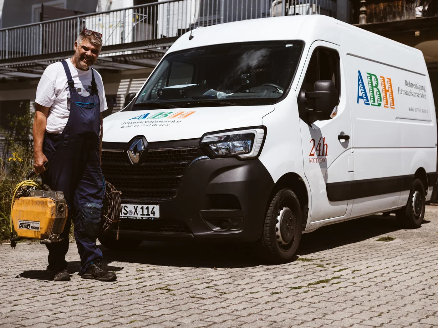 Roland Appel mit der Rohrreinigungsmaschine am Einsatzfahrzeug