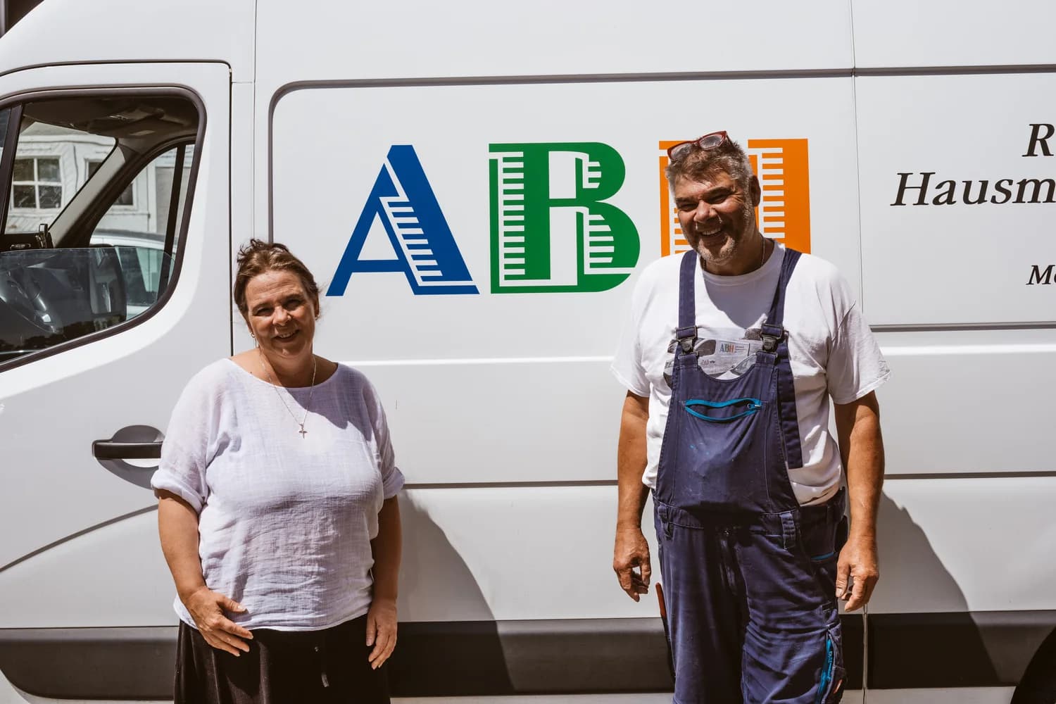 Team der ABH Rohrreinigung vor dem Firmenlogo am Einsatzfahrzeug